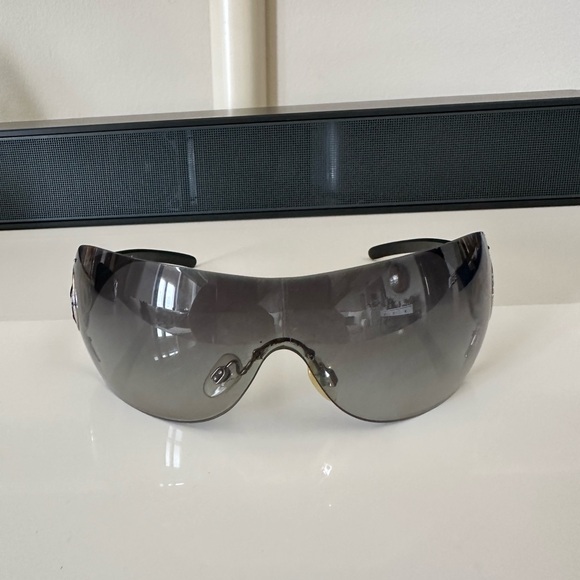 CHANEL SUNGLASSES FRAMELESS CC LOGO 1425 BLACK GRADIENT WITH SILVER ACCENT CC - Picture 9 of 16